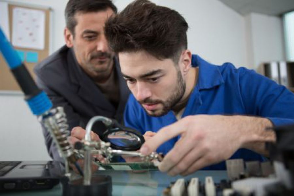 Pourquoi l'apprentissage favorise l'emploi des jeunes?